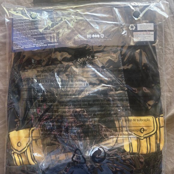 Kids Batman Children’s M Size 8-10 Halloween Costume With Mask and Cape - Picture 2 of 2